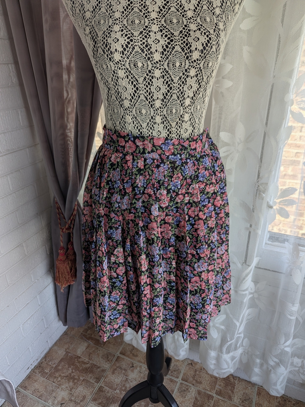 Vintage Express Pleated Floral A-Line Skirt in Pink & Blue